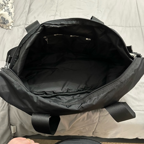 Brand new LeSportsac Dakota Medium Deluxe Overnight Bag - Picture 5 of 7